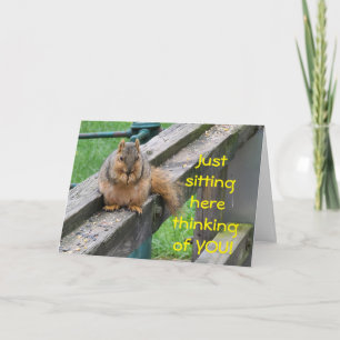 FRIENDLY SQUIRREL SÄGER "GRATTIS PÅ FÖDELSEDAGEN" KORT