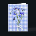 Friends Birthday Blue Cornblomma Bouquet Kort<br><div class="desc">Blå kornrobukett med vit bog på blå och vit gingham-bakgrund. Kan användas för en vän eller familjemedlem. Inre text kan redigeras.</div>