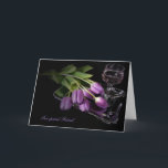 Friends födelsedag - tulips och vin kort<br><div class="desc">Bouquet av lila tulpaner på silver-brickan med glas vin för väns födelsedag.</div>