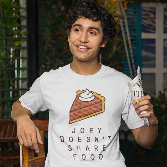 FRIENDS™ | Joey delar inte mat T Shirt (Person wearing shirt)