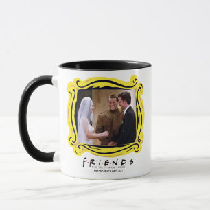 FRIENDS™ Joey gifter sig med Monica & Chandler Mugg