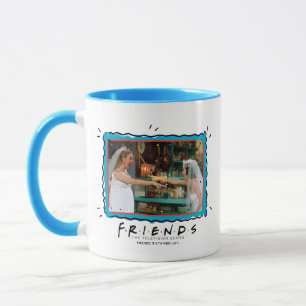 FRIENDS™ Phoebe och Monica i bröllopsklänningar Mugg