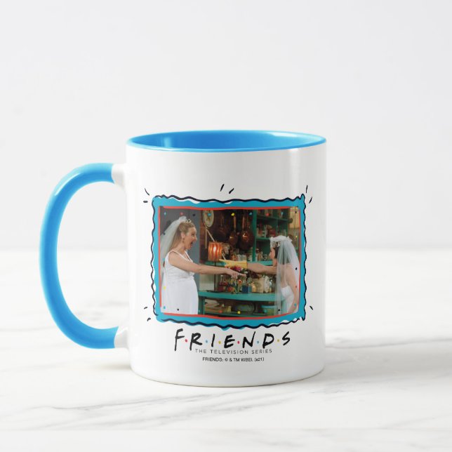 FRIENDS™ | Phoebe och Monica i bröllopsklänningar Mugg (Vänster)