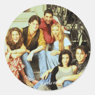 FRIENDS™   Rollistan där ensemblen sitter Runt Klistermärke