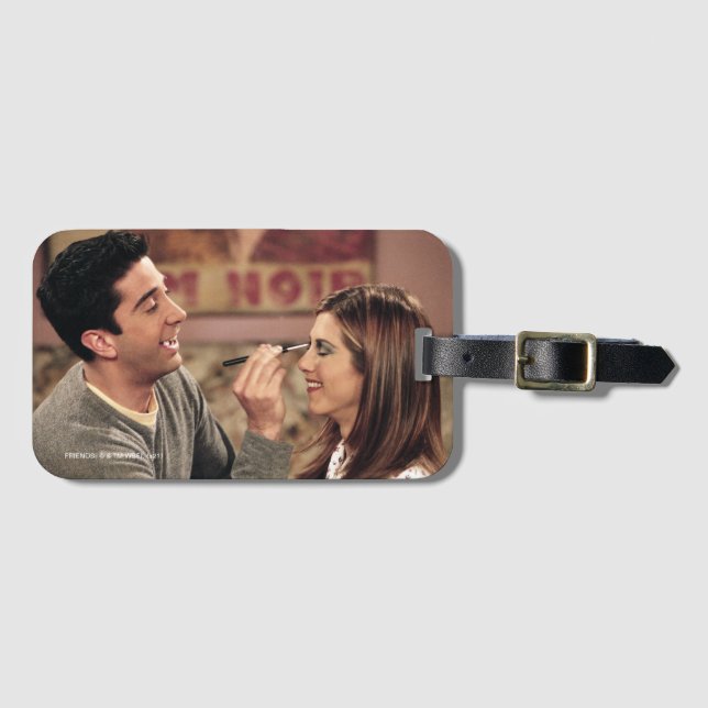 FRIENDS™ | Ross gör Rachels smink Bagagebricka (Framsida horisontal)
