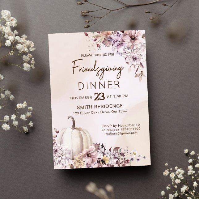 Friendsgivig Thanksgiving fall bladpumpor Inbjudningar (Friendsgiving thanksgiving dinner party template invitation pastel brown watercolor pumpkin)