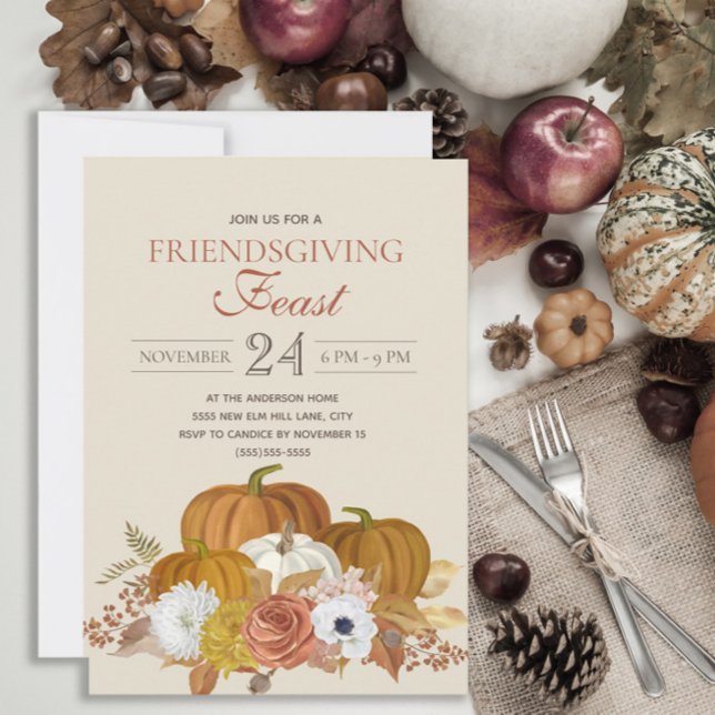 Friendsgiving Elegant Rustic på middagen Inbjudningar (Rustic Friendsgiving Feast invitation with orange and white pumpkins and pretty Autumn Floral)