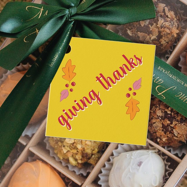 Friendsgiving Feast | Röd och Gult Gåvor Etiketter (Skapare uppladdad)