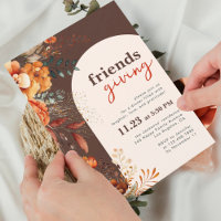 Friendsgiving middag blommigt: vit marsch brun