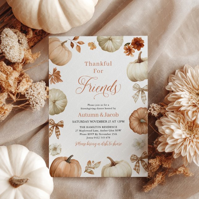 Friendsgiving Söndagsmiddag Pumpa Bågar Inbjudningar (Thankful for friends. Thanksgiving invitation with rustic pumpkins and bows)