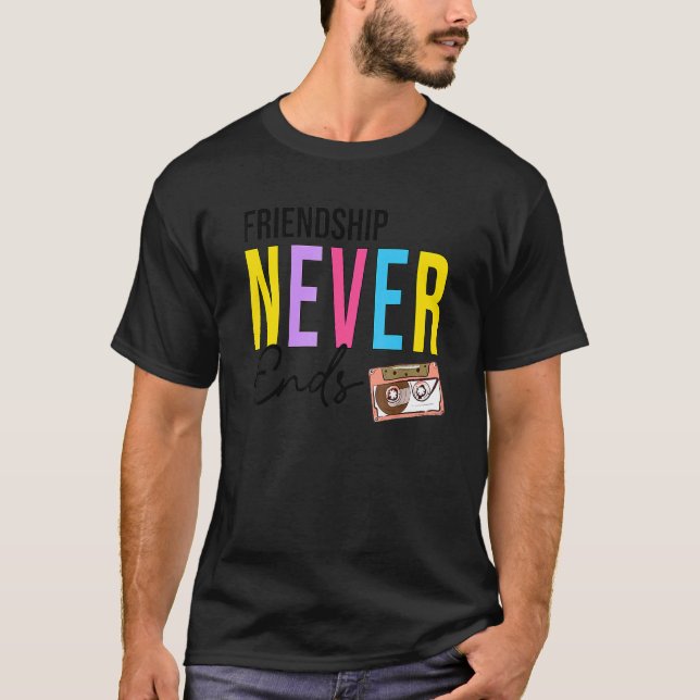 Friendship Never Ends Cassette 90u2019s Bacheloret T Shirt (Framsida)