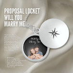 Frieri Locket - kan du gifta mig? Berlockhalsband<br><div class="desc">Vår "Frieri Locket - Kommer du att gifta dig med mig?" är en låda som håller ett omhuldat foto. Den är utformad med elegans och uppmärksamhet på detaljer och öppnar för att visa ett gömt utrymme där du kan ställe ett foto som har speciell betydelse för er båda. Själva skåpet...</div>