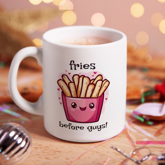 Fries Före killar Galentines Kaffemugg (This adorable, customizable mug is the perfect reminder that besties and fries, always comes first.)