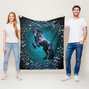 Friesianhäst, svart hingst, snö, blått fleecefilt