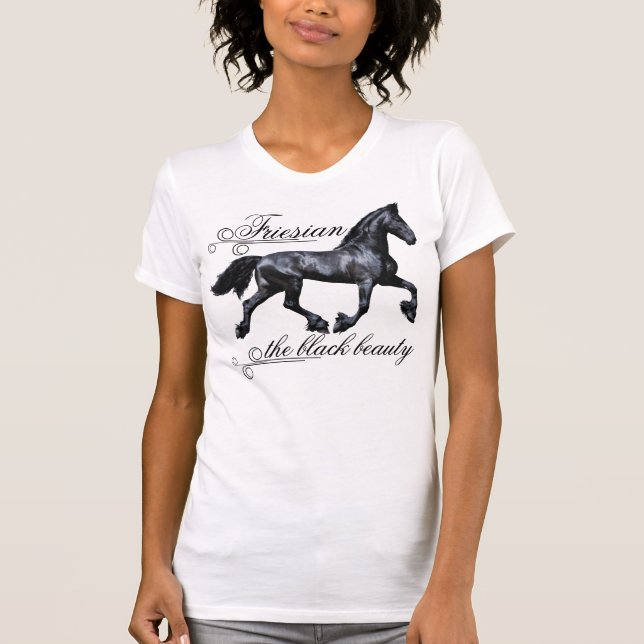Friesisk häst, den svarta skönheten, hingst, vit t shirt (Framsida)