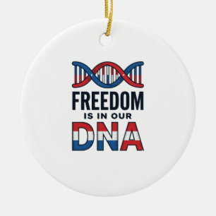 Frihet Är I Vår DNA Patriotisk Vector T-Shirt Desi Julgransprydnad Keramik