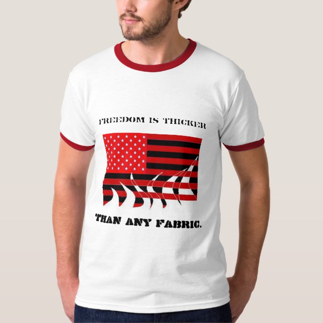 Frihet bränner till och med någon flagga. tee shirt (Framsida)