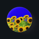 Frihet för solblommor i Flagga i Ukraina Knapp<br><div class="desc">Ukraina Kuttons - Fred - Ukrainas Flagga Solblommor - Frihetsstöd! Låt oss världen till ett bättre ställe - alla tillsammans! En bättre värld börjar - beroende - behöver du också! Du kan överföra till 1 000 Zazzle-produkter. Ändra storlek och flytta eller ta bort och lägg till inslag/text med anpassning till...</div>