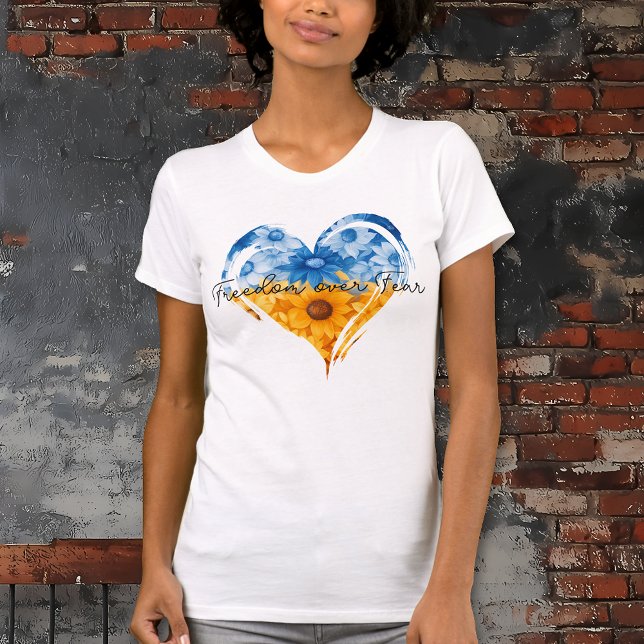 Frihet över rädslan för solros Hjärtar Kvinnors T- T Shirt (Freedom over Fear Sunflower Heart Ukraine Support Women's White T-Shirt
)