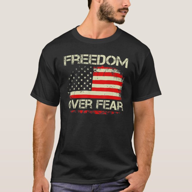 Frihet över rädslan Patriotic USA flagga är en öpp T Shirt (Framsida)
