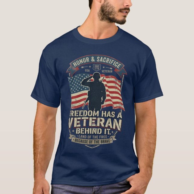 Friheten Har En Veteran Bakom Sig Patriotisk Veter T Shirt (Framsida)