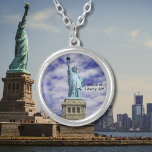 Frihetsgudinnan, Ellis Island, New York Silverpläterat Halsband<br><div class="desc">Frihetsgudinnan på Ellis Island som en del av New York City-området, New York. Designad av Frédéric Bartholdi och hängiven den 28 oktober 1886. Statyn, som är en gåva till Förenta Stater från Frankrikets folk, är av en berusad kvinnlig figur som företräder Libertas, frihetens romerska gudinna. Det här ser bra ut...</div>