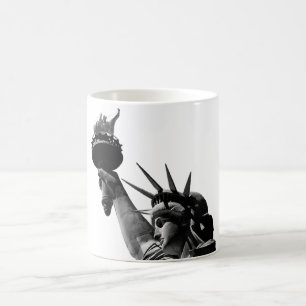 Frihetsgudinnan svart och vitt kaffemugg