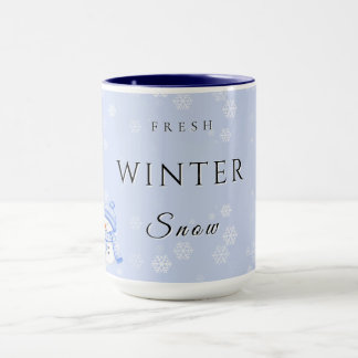 Frisk vinterglädje med snö och snöman mugg