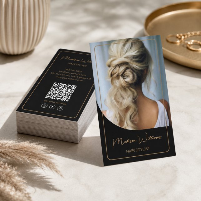 Frisör Modern Svart och Guld Visitkort (Hair Stylist Modern Black and Gold Business Card)