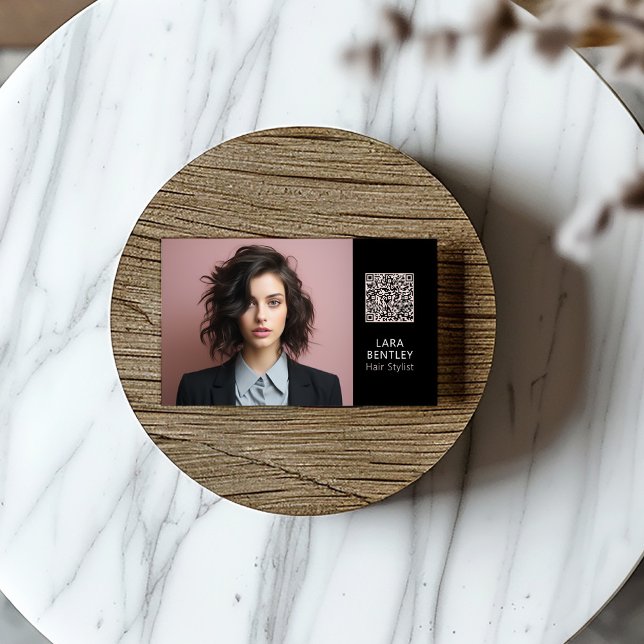 Frisör social media QR-kod visitkort (Hair stylist business card with a portrait style photograph, name and QR code on a black background)