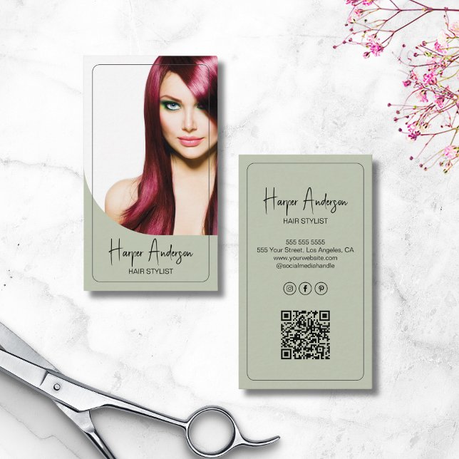 Frisörsalong Anpassad Foto QR Sagegrön Visitkort (Hair Stylist Salon Custom Photo QR Sage Green Business Card)