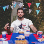 Fristående mark på grund av modiga t shirt<br><div class="desc">Just i tid för att fira det amerikanska Independence day med denna patriotiska design som har en stjärna med stars och stripes och det patriotiska textlandet på den fria sidan på grund av det modiga.</div>