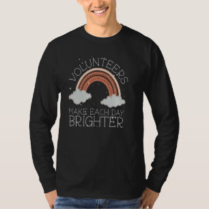 Frivilligarbetare gör varje dag ljusare t shirt