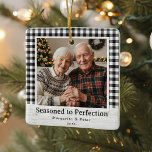Fröat till Perfektion - Farföräldrar Foto Julgransprydnad Keramik<br><div class="desc">En charmig ornament i metall med svartvit buffel-check gräns, viskad trämatning pub och centrerad bild ram. Rubriken lyder "Seasoned to Perfection", med utrymme under för namn och år. Den mysiga bondgården ser smickrande ut i helgdag porträtt och gör en hjärtlig keepé för mormor och morfar - eller ett milstolpe par....</div>