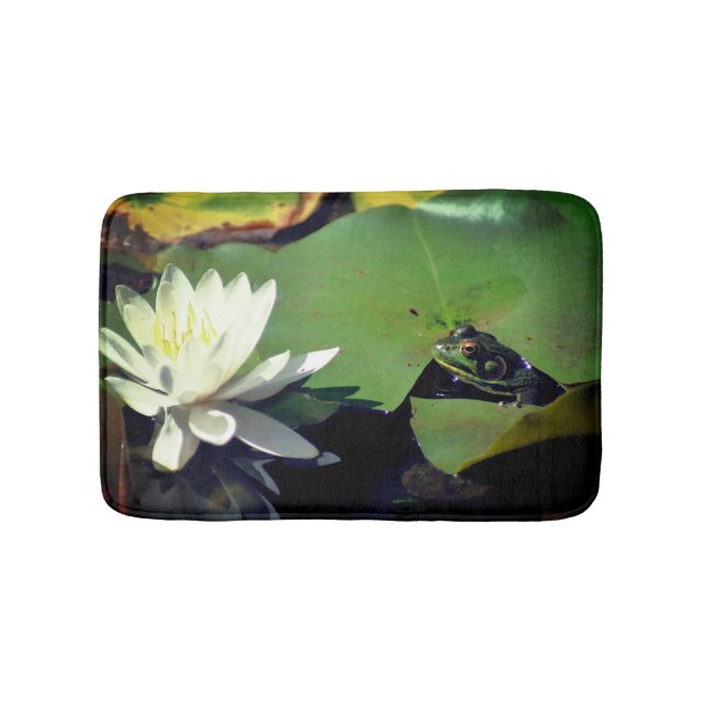Frog Admiring Vatten Lily Lotus Flower Badrumsmatta (Framsidan)