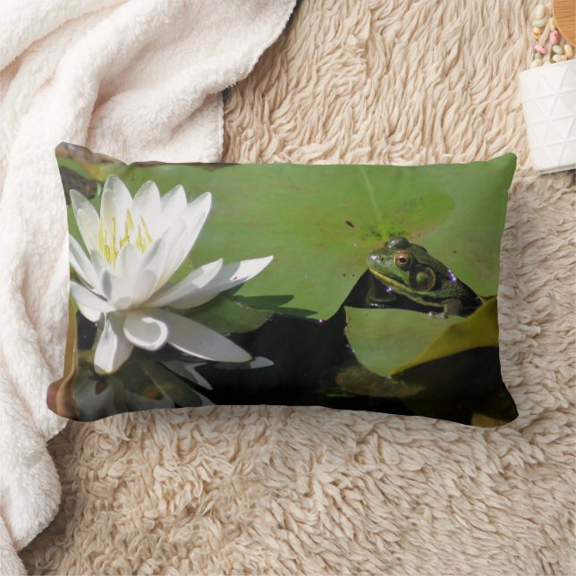 Frog Admiring Water Lily Lotus Flower Lumbarkudde (Filt)