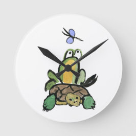 Frog Catches a Ride on Turtle Rund Klocka