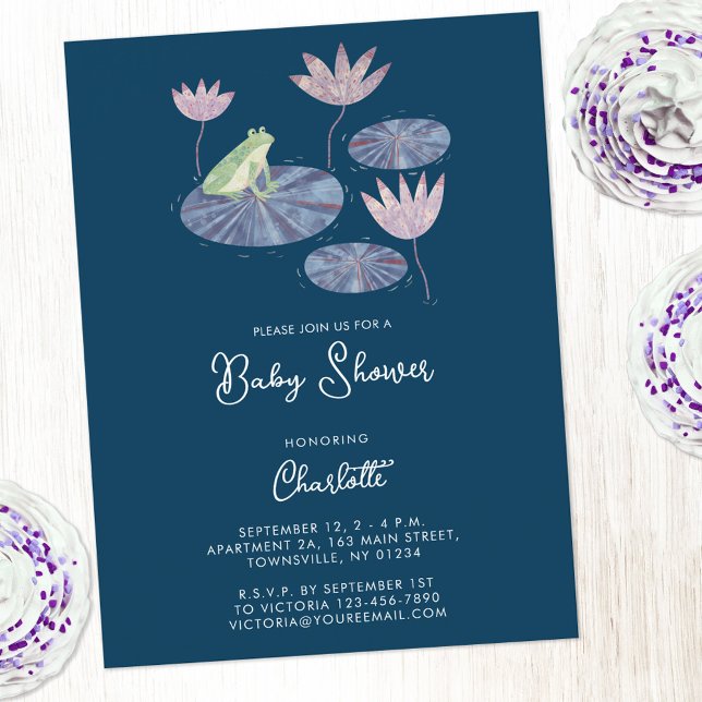 Frog i en inbjudan till Lily Pond Cute Baby Shower (Fun frog baby shower invitation postcard with custom text. Gender neutral for a baby boy or girl)
