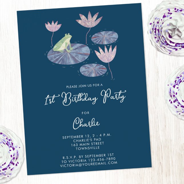 Frog och Lily Pond First Födelsedagsfest inbjudan (Cute frog themed first 1st birthday party invitation postcard with personalized custom text)