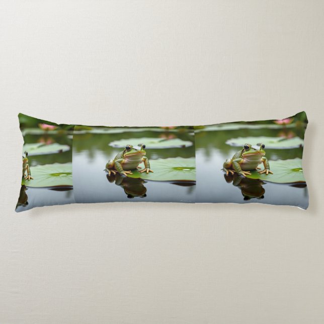 Frog on Lily Pad Serene Pond Body Pillow Design Kroppskudde (Framsidan)