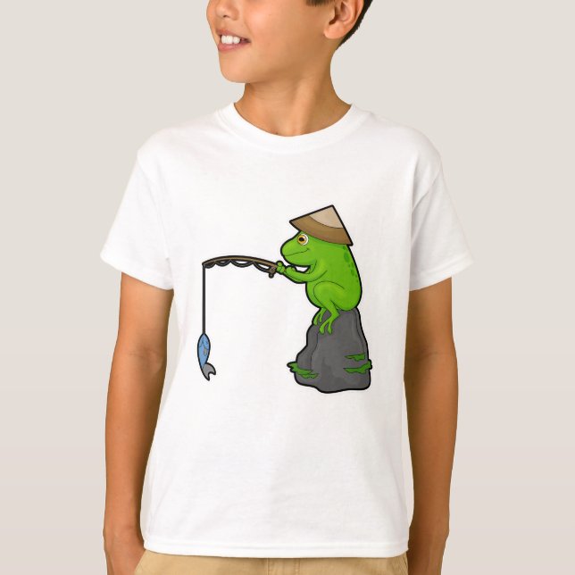 Frog på sten vid fiske med fiskstav och fisk t shirt (Framsida)