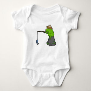Frog på sten vid fiske med fiskstav och fisk t shirt