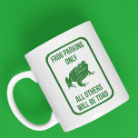 Frog Parking Only Sign Funny Graphic Kaffemugg<br><div class="desc">Visa upp kärlek för grodor och uppskatta pappa-skämt samtidigt med det roliga kaffet mugg,  som har ett gatuskylt som visar stil som bara har budskapet FROG PARKING ALL ANNERS KOMMER ATT TAS UT tillsammans med en illustration av en grönt groda.</div>