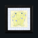 Frog Trio på Gingham Trasa Smyckeskrin<br><div class="desc">En lycklig-trio grodor är subjekt av Megan Meagher,  som arbetar med denna gingham trasa. Se upp,  insektra,  grodorna är på jakt. Beställ ditt exemplar av fantastisk biet i dag!</div>