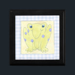 Frog Trio på Gingham Trasa Smyckeskrin<br><div class="desc">En lycklig-trio grodor är subjekt av Megan Meagher,  som arbetar med denna gingham trasa. Se upp,  insektra,  grodorna är på jakt. Beställ ditt exemplar av fantastisk biet i dag!</div>