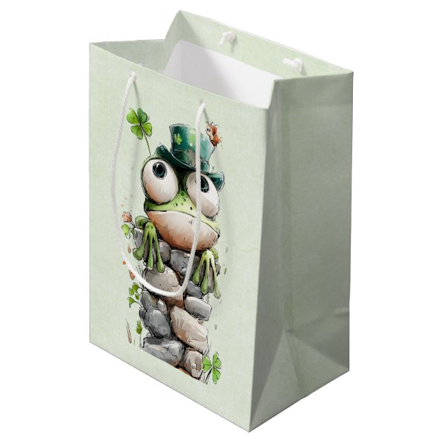 Frog with Green Hat and Shamrock Cute (Framsidan Vinklad)