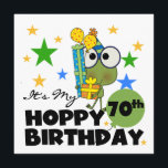 Froggie Hoppy 70th födelsedag Kort<br><div class="desc">Oh en så gullig 70th födelsedagdesign som presenterar en grön groda med ögaexponeringsglas som omges av gåvor, ballonger och stjärnor med text, som läser "den, är min Hoppy 70th födelsedag! '. 70th födelsedagT-tröja, knäppas, magneter, kort, minnessaker, hänger lös, muggar och andra objekt som gör underbara gåvor för någon roterande sjuttio!...</div>