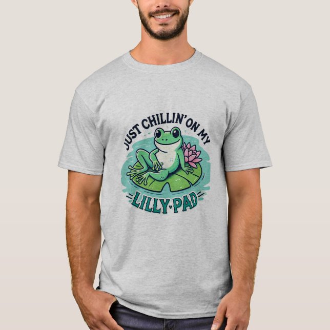 Froggy Vibes: Frog på Lily Pad Design T Shirt (Framsida)