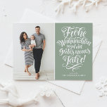 Frohe Weihnachten Calligraphy Sage Grönt Photo Helg Vykort<br><div class="desc">Frohe Weihnachten und ein Gutes neues Jahr! Skicka helgdag till vänner och familj med det här visuella,  elegant- och festivt vykortet för fotot. Det tyska helgdag har modern kalligrafi. Anpassa genom att lägga till information. Det här helgdag för sidfoto finns i färg och är tillgängligt i grönten.</div>