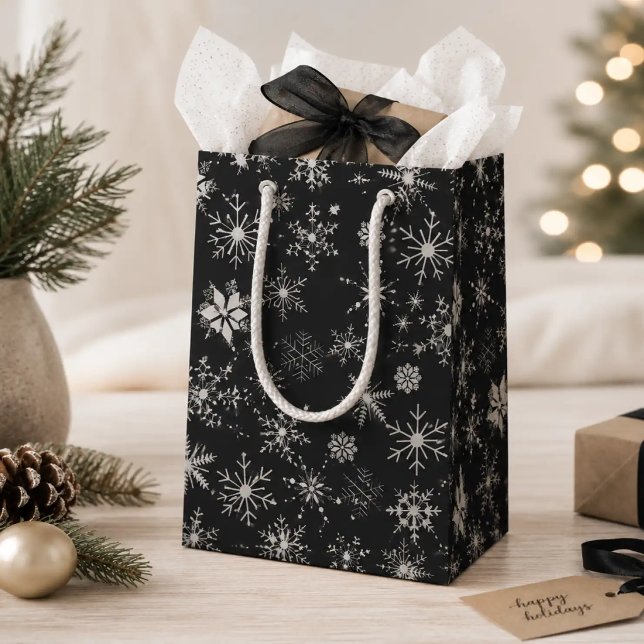 Frost & Flourish Snöflingor – Midnatt (A timeless snowflake gift bag for beautifully wrapped holiday surprises.)